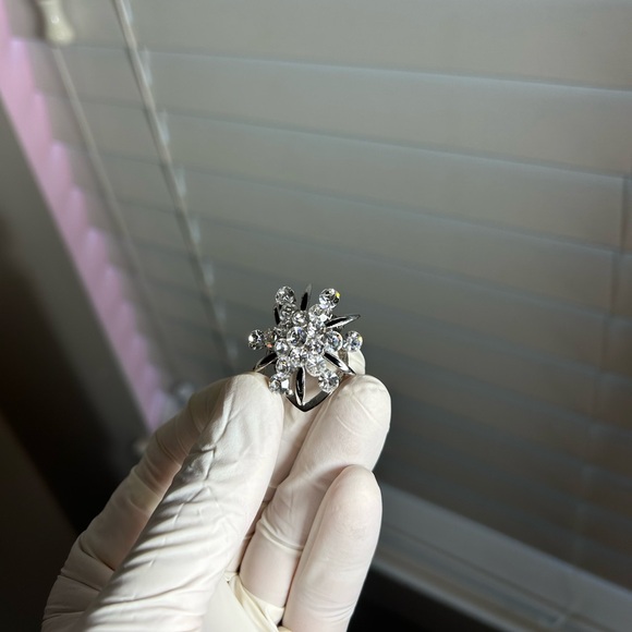 Sparkling Crystal Brooch - Picture 6 of 8